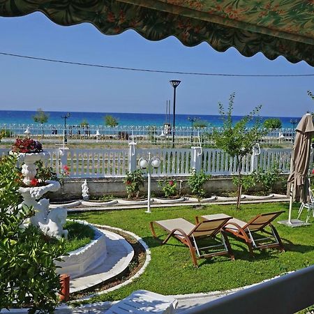 Villa Fofo - Beautiful Sea Front Villa With 650M2 Garden Nea Kallikrateia Экстерьер фото