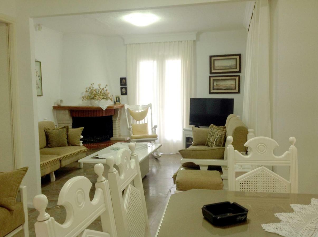 Villa Fofo - Beautiful Sea Front Villa With 650M2 Garden Nea Kallikrateia Экстерьер фото