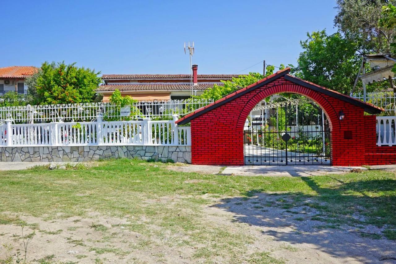 Villa Fofo - Beautiful Sea Front Villa With 650M2 Garden Nea Kallikrateia Экстерьер фото