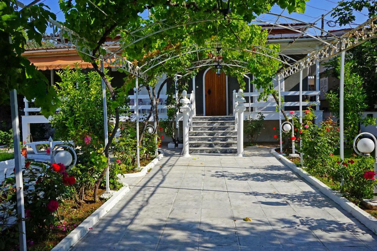 Villa Fofo - Beautiful Sea Front Villa With 650M2 Garden Nea Kallikrateia Экстерьер фото